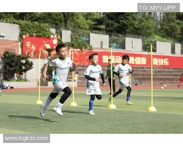 在绿茵场上追梦的少年与C罗的传奇足球之旅